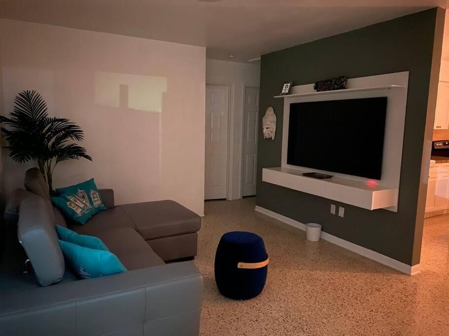 Stayover In Miami Home 2Br - 1Bth - Free Parking 외부 사진