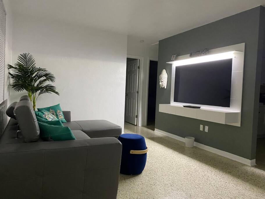 Stayover In Miami Home 2Br - 1Bth - Free Parking 외부 사진